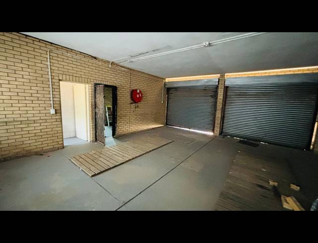 1,100M² WAREHOUSE TO LET IN ROBERTVILLE